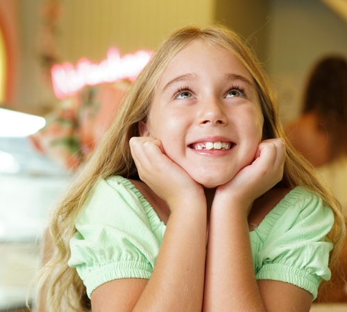 Mesa aconchegante na cafeteria Natashaa Cakes